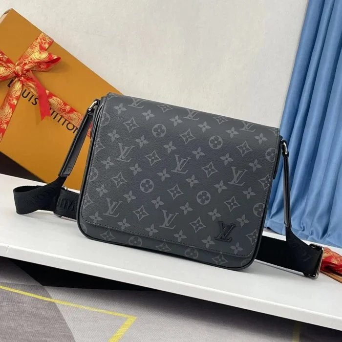 Louis Vuitton district monogram eipse 26×20×7cm m46255